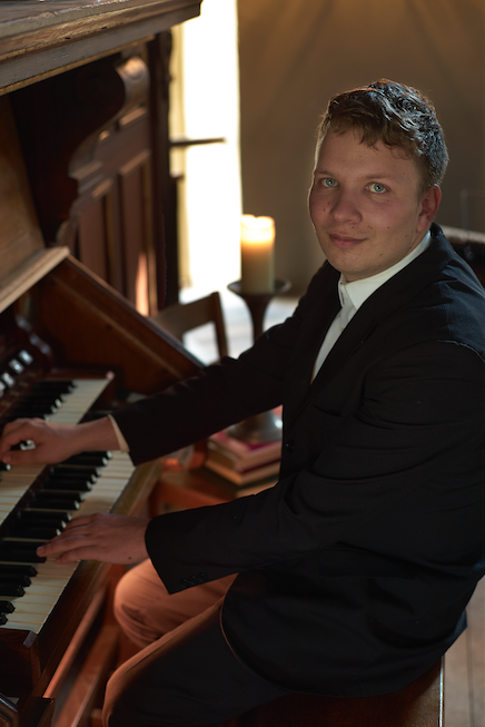 Bild von Philipp Zeiler an der Orgel